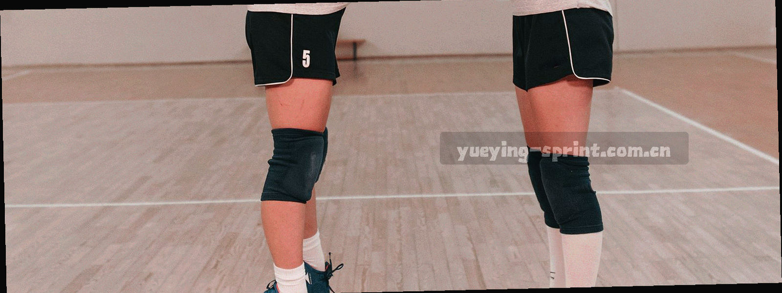 高原天际线与数据光带融合的抽象横幅，左侧湖蓝为主，右侧渐入日落橙